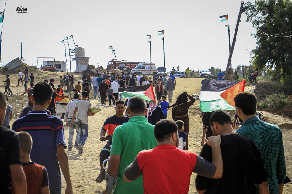 مواطنون يتوافدون على مخيمات العودة قرب الحدود
