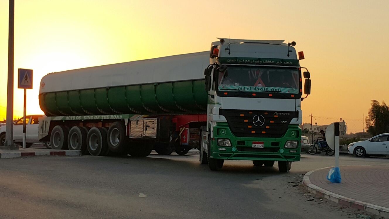 شاحنة وقود مصري