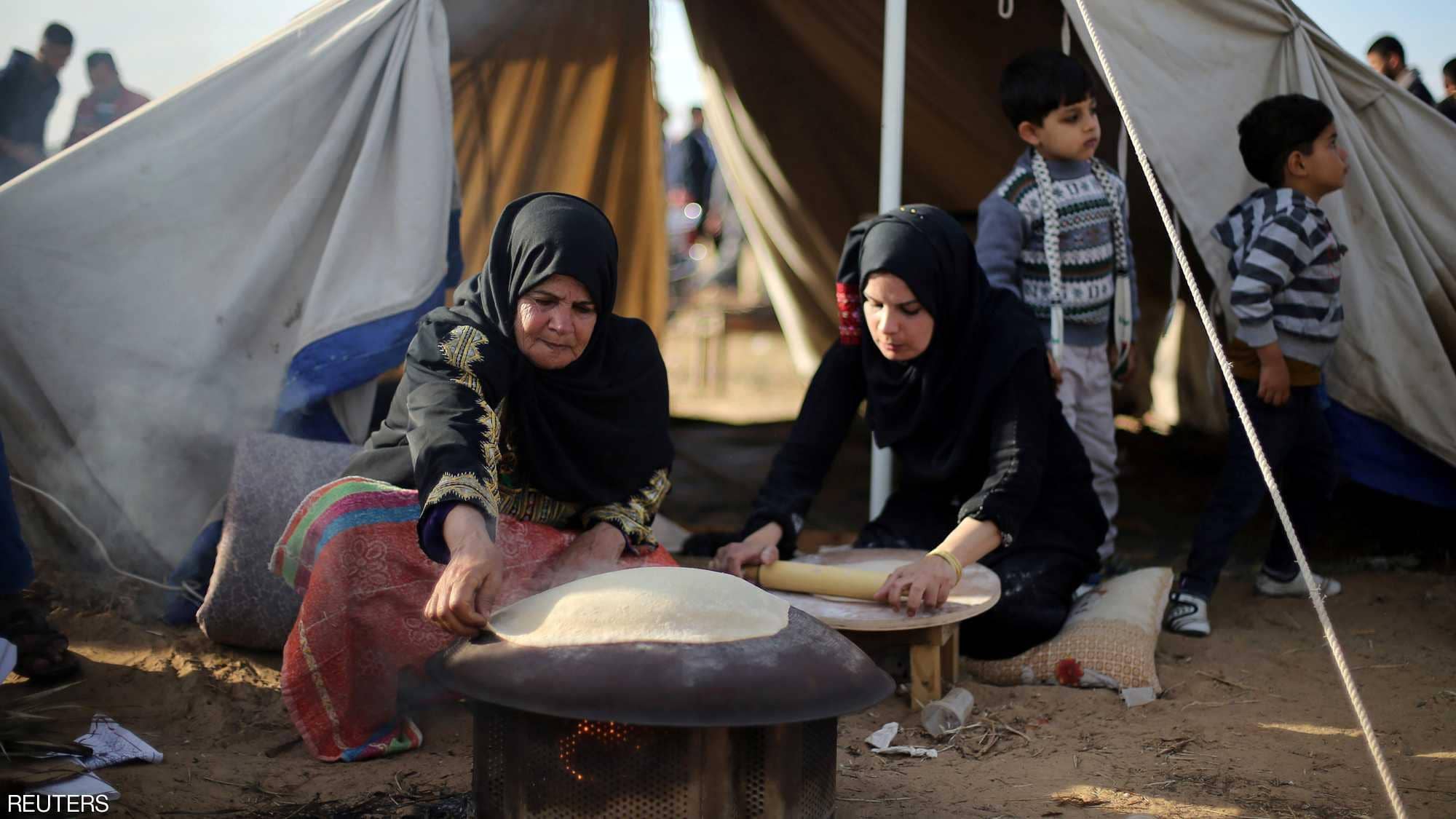 سيدات يعملن على اعداد وجبات في غزة