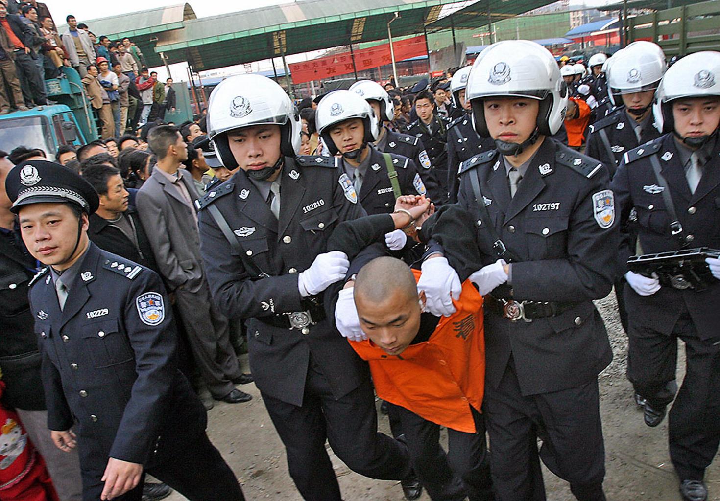 الشرطة الصينية تعتقل شخص - ارشيف